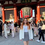 Aszakusza-negyed Szenszódzsi templomának óriási vörös lámpása a Kaminarimon kapuban, Aszakusza, Tokió, Japán