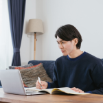 Fiatal japán férfi online tanul