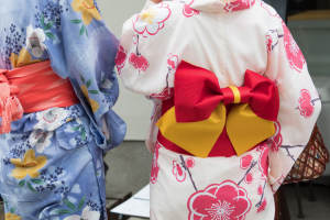 Jukata japán tradicionális öltözék színes obi övvel.