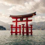 Az Icukusima szentély vízben álló, vörös torii kapuja, Mijadzsima-sziget, Japán