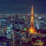 Tokió esti látképe, középen a kivilágított Tokiói Toronnyal, Japán