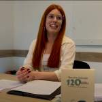 Haiku workshop Dr. Czifra Adrienn vezetésével, előtérben Nacume Szószeki 120 haiku című kötete